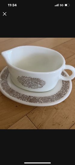 Pyrex Gravy Boat With Plate Like New