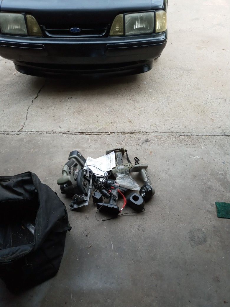 Craftsman Saw Drill And Flashlight Kit