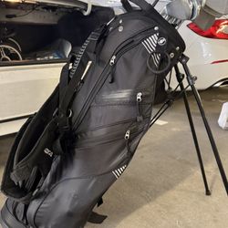 Lightweight Golf Stand Bag – Dual Backpack Straps & Auto Kickstand (Excellent Condition)