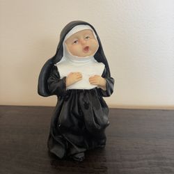 K'S COLLECTION KITSCHY FIGURINE Singing  Catholic NUN Resin 5.5”