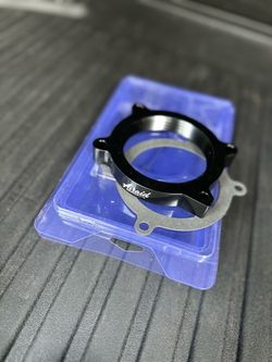 Air raid throttle body spacer