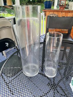 2 glass vases