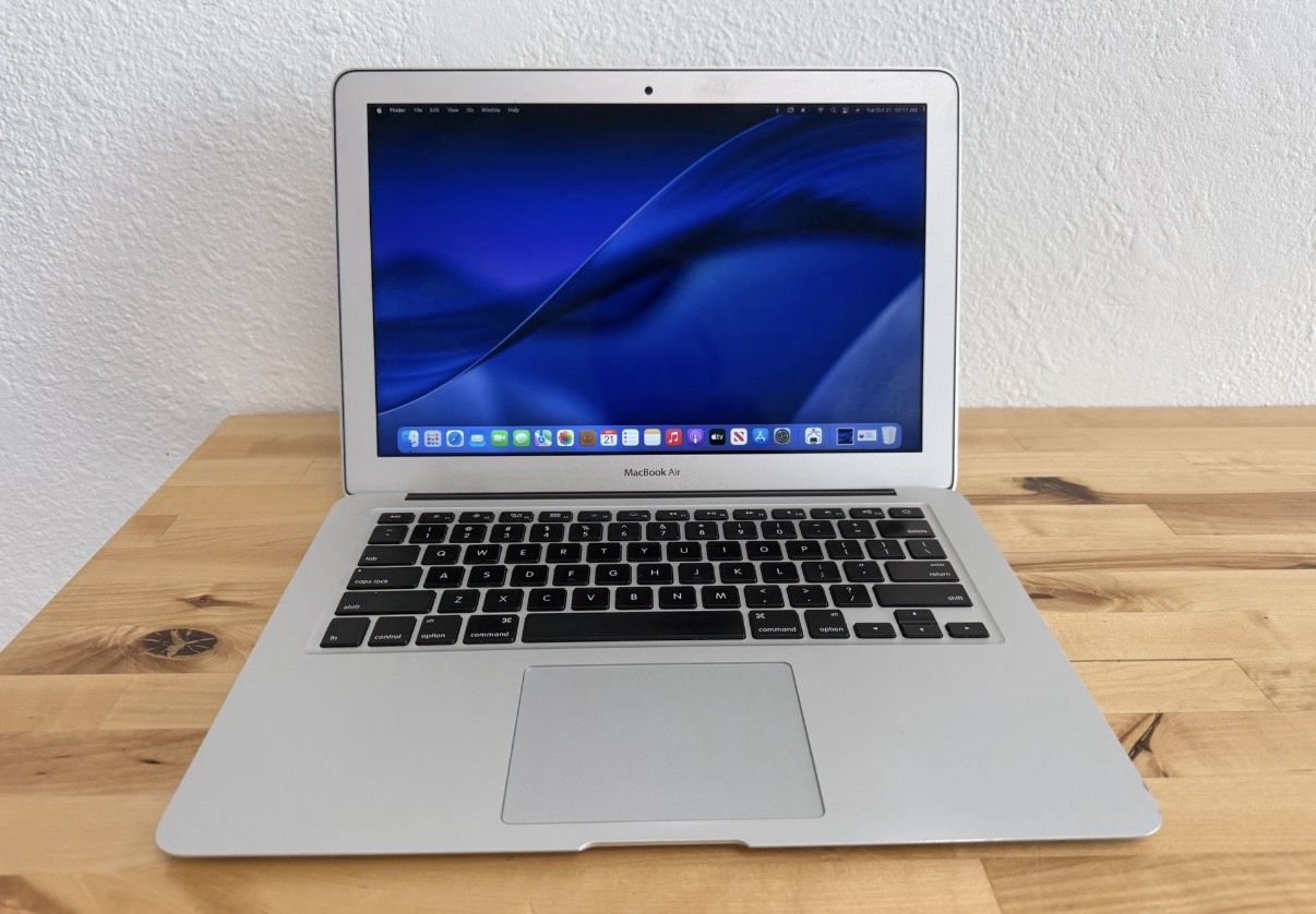 2017 MacBook Air 13-inch 128GB / 8GB 1.8 Core i5 Silver