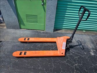 Heavy duty pallet jack