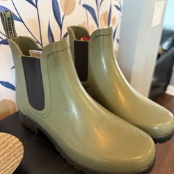 Size 8 Michael Kors Rain Boot 