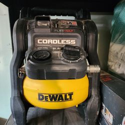 DeWalt 60V Max 2.5 Gallon Cordless Compressor w/ batteries & Fast charger