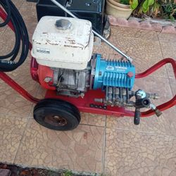 PRESSURE WASHER POWERED BY HONDA GX390 ENGINE WITH CAT PUMP : 4000 PSI @ 4 GPM 