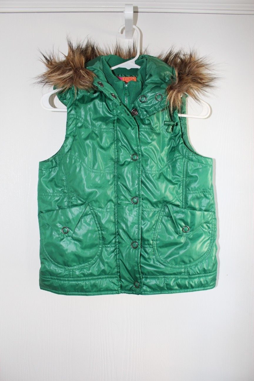 'Catch My I' Women's Green Puffer Vest W/ Faux Fur Hood Sz M Two Button pockets.
Catch My I Green Vest With Faux Fur Hood Sz Medium
Two Button