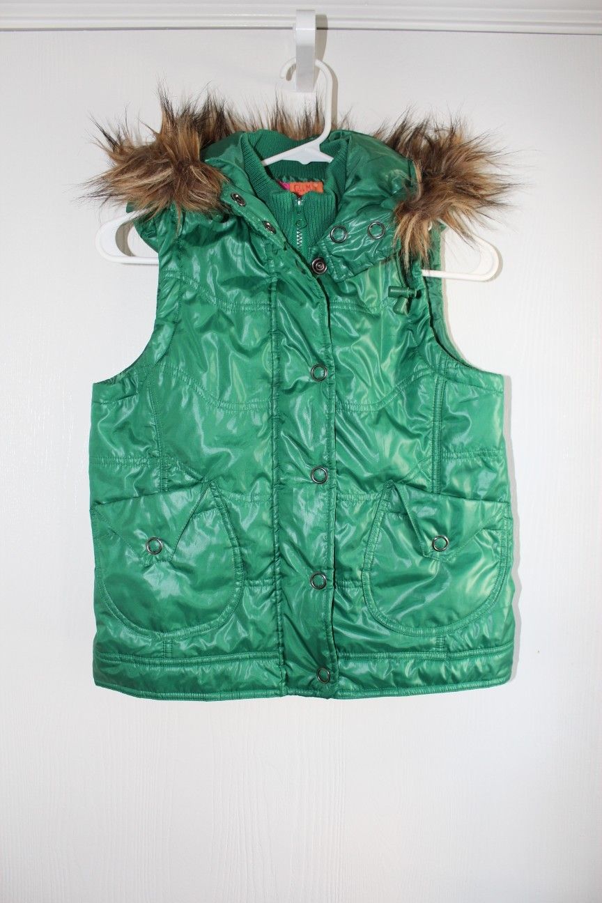 'Catch My I' Women's Green Puffer Vest W/ Faux Fur Hood Sz M Two Button pockets.

Catch My I Green Vest With Faux Fur Hood Sz Medium

Two Button