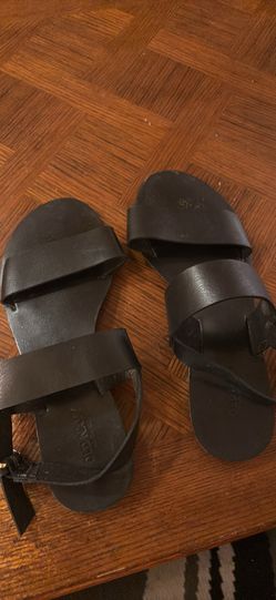 Black sandals like new