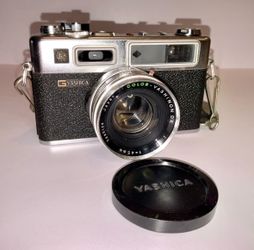Vintage Yashica GS Rangefinder Camera Color Yashinon DX 45mm f/1.7 Lens Japan