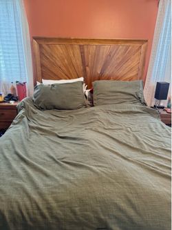 Wooden queen bedset