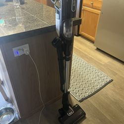 Great Deal Great Conditions Black Shark 🦈 Vacuum Great For Carpet And Hardwood Floor Moving And Don’t Need Anymore 