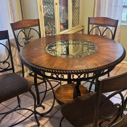 Round Table w/Four Chairs