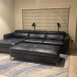 Sectional sofa with Ottoman in excellent condition 