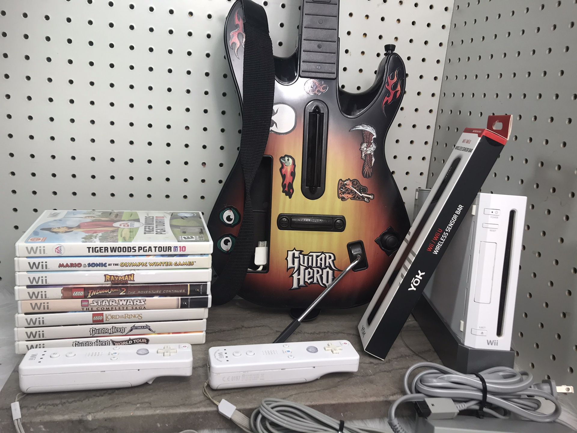 Nintendo Wii Bundle w Guitar Hero & Games