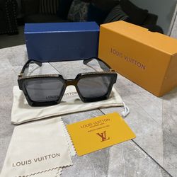 Unisex Sunglasses L V