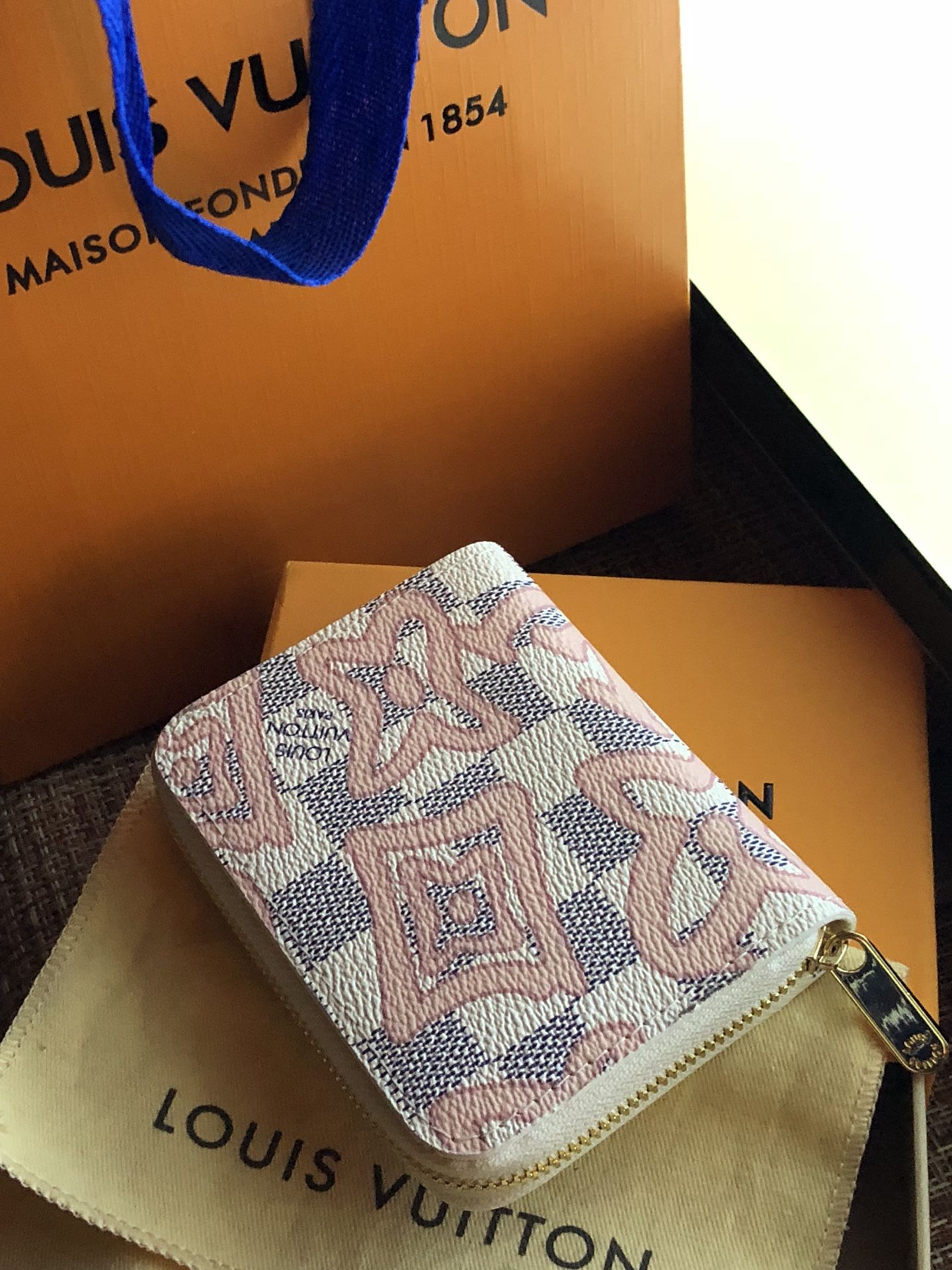 Louis Vuitton Multicolored Zippy wallet for Sale in Lynnwood, WA - OfferUp