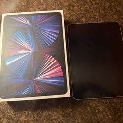 Apple iPad Pro 11inch - 3rd Gen w/ Pen and keyboard - Pristine Condition