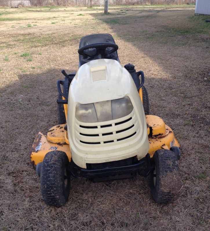 CUB CADET RIDING LAWN MOWER. BRAND NEW KICK STARTER. COURAGE 23hp. Drives very well. In a good condition.