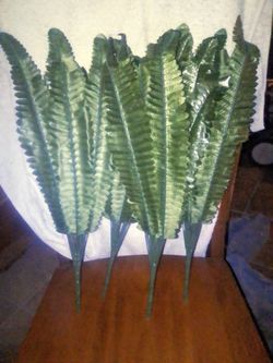 4 pieces of ARTIFACIAL Boston Fern Leaves. 15.5"Leaves 18.5" with the stem On Each Piece