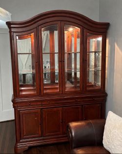 China cabinet/ curio