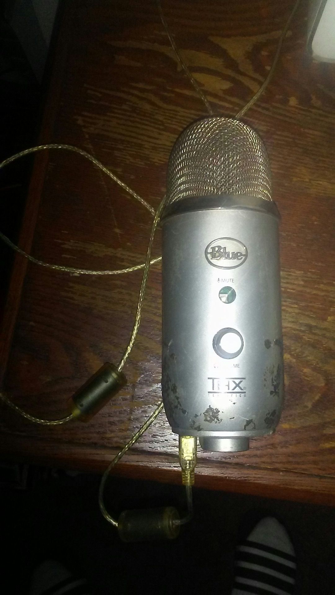 Blue yeti mic for the low... Its ugly but it works good!