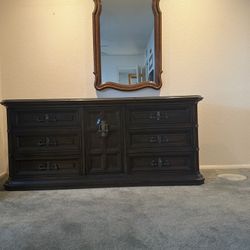 Solid Wood Dresser With Mirror 