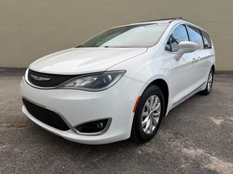 Chrysler Pacifica Minivan – White 2017