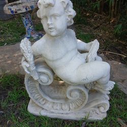 Engel liegende Statue, Sommer auf Locke