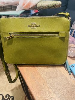 💚 Coach Olive Green Crossbody – New 💚