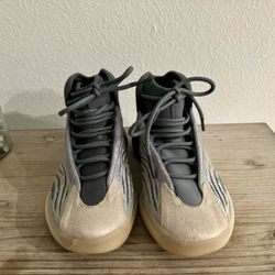 Yeezy Quantum Adidas - Size 9