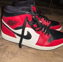 Jordan 1 mid Chicago black toe