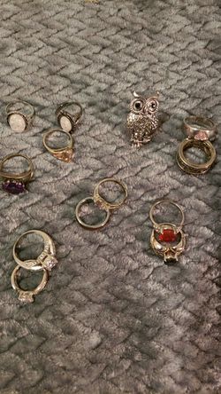 Bendo estos anillos unos de plata y otros fantasia