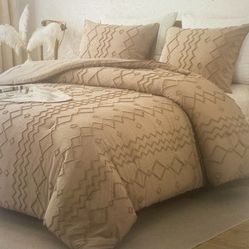Andency Tufted Geometric Comforter