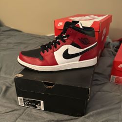 Men’s 10.5 Jordan 1 Mid Chicago Black Toe
