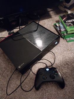 Xbox One Model 1540 with Wireless Controller & 8 Xbox games.