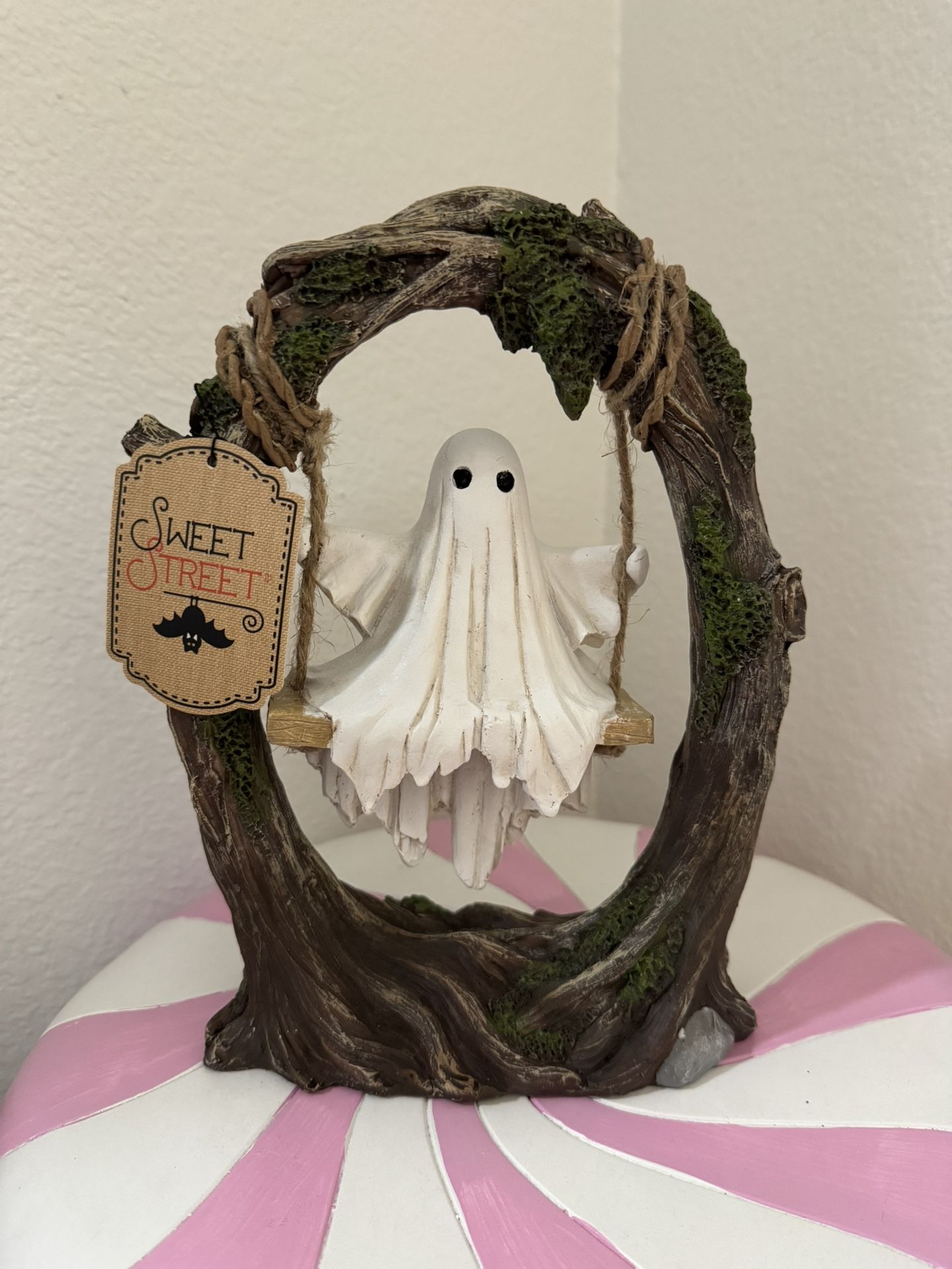 SWINGING GHOST STATUE