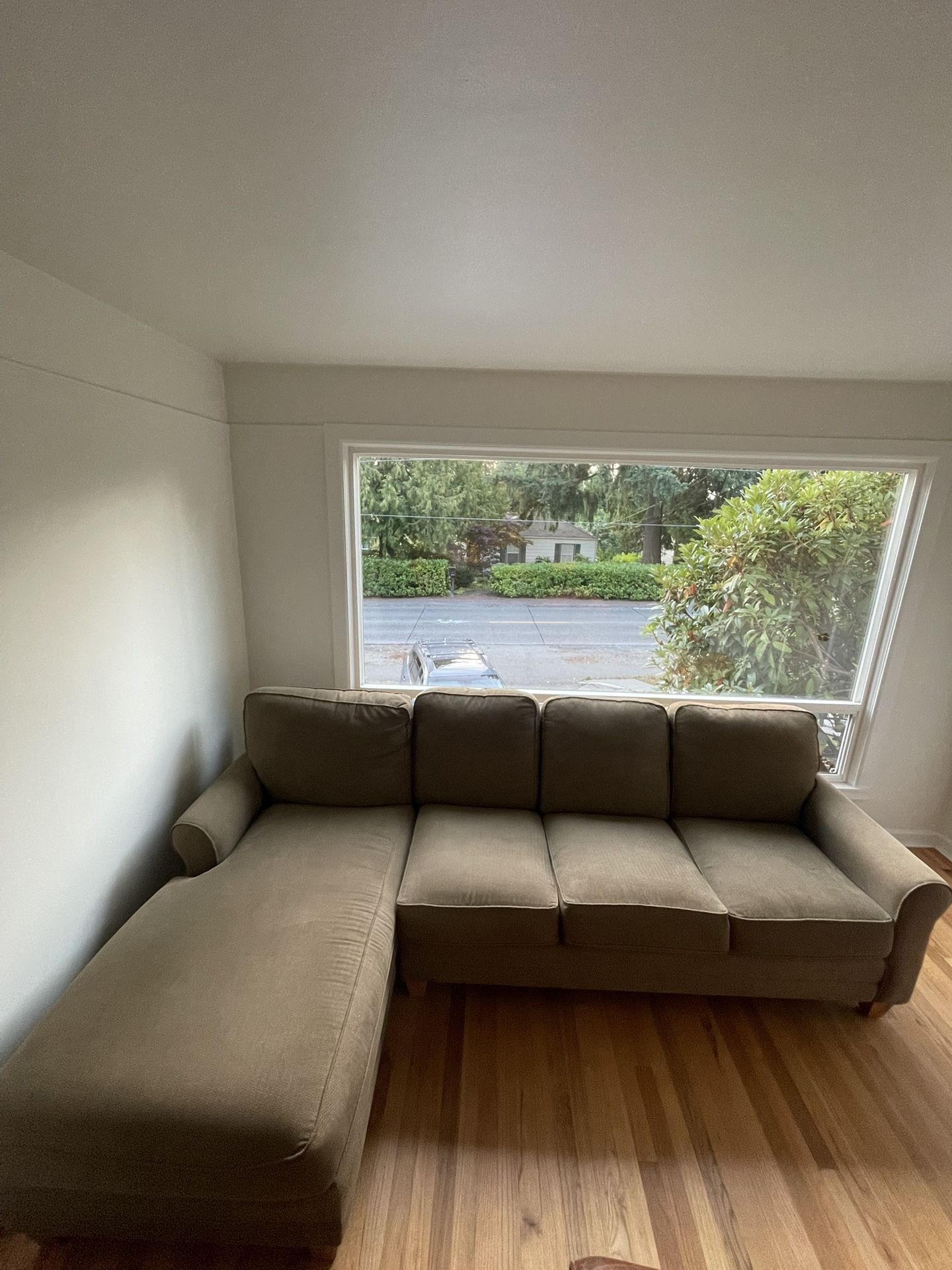 Bassett Furniture 107” Chaise Sectional Couch 