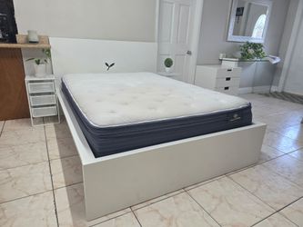 VENDO HERMOSA CAMA TAMAÑO FULL COMPLETA CON COLCHÓN