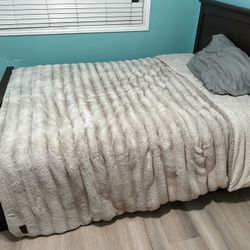 Full Bed with Trundle with mattresses included 