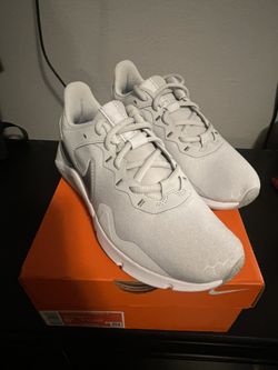 nike legend essential 2 (photon dust/metallic silver)