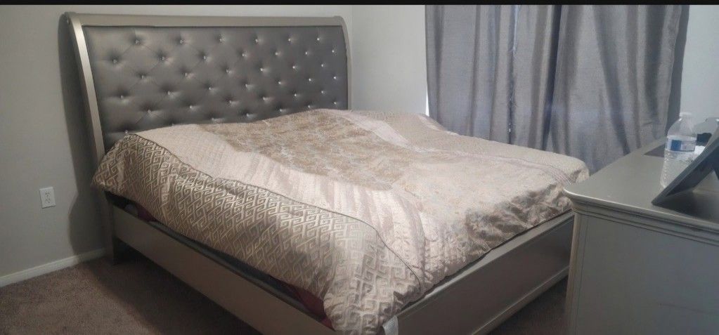 Cal-king Bedroom Set