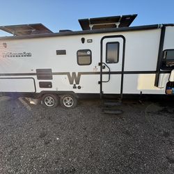 2014 Winnebago Travel Trailer (Minni-Winnie)