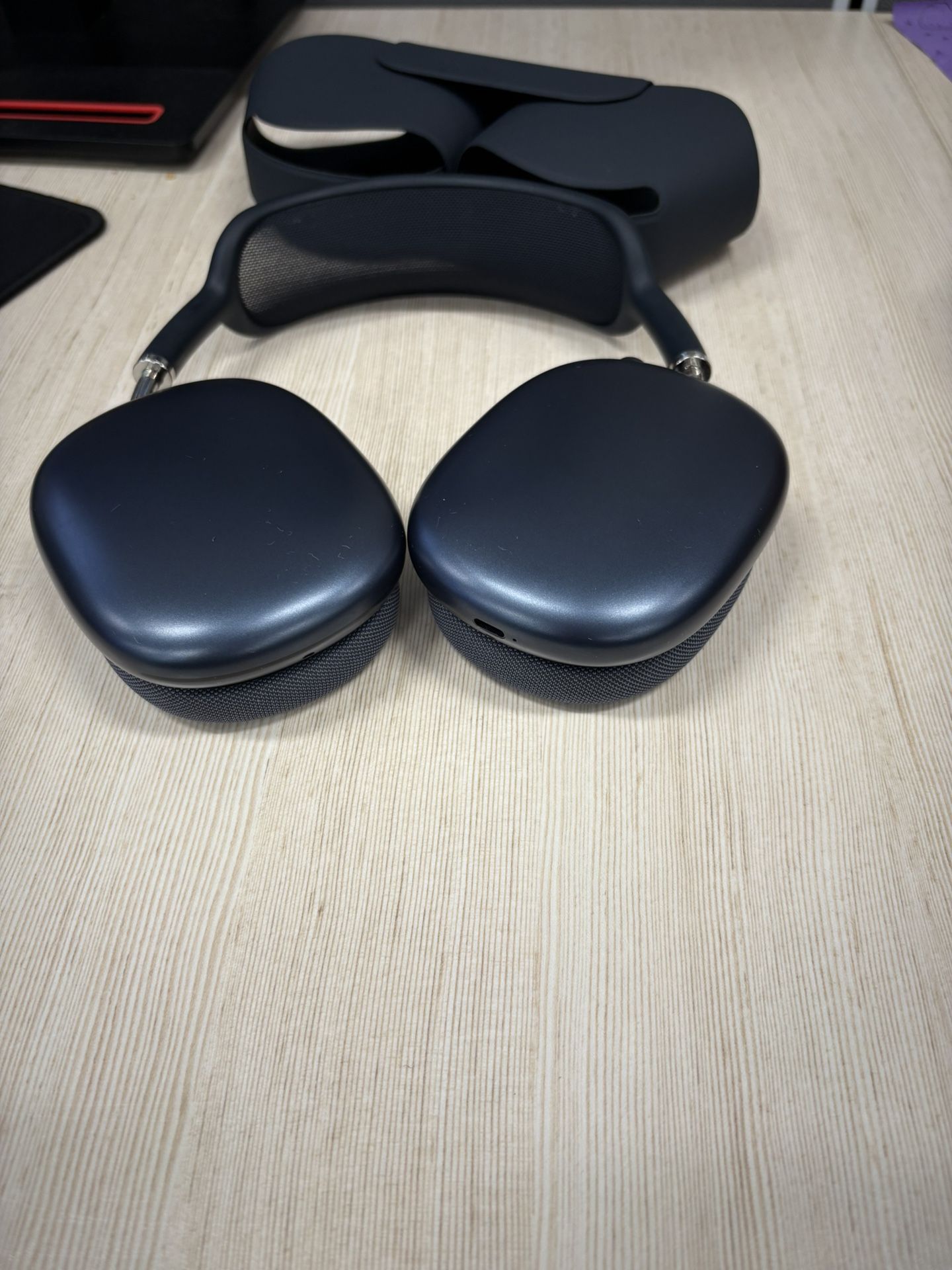 AirPod Maxs Midnight Color