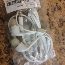 Samsung Headphones  I Have Two   32st & Greenway Cash All  