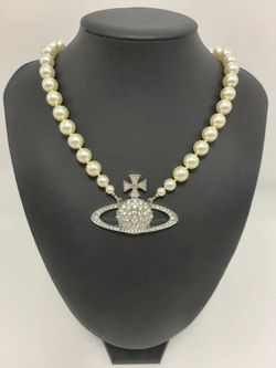Brand new single-strand pearl necklace with silver pendant