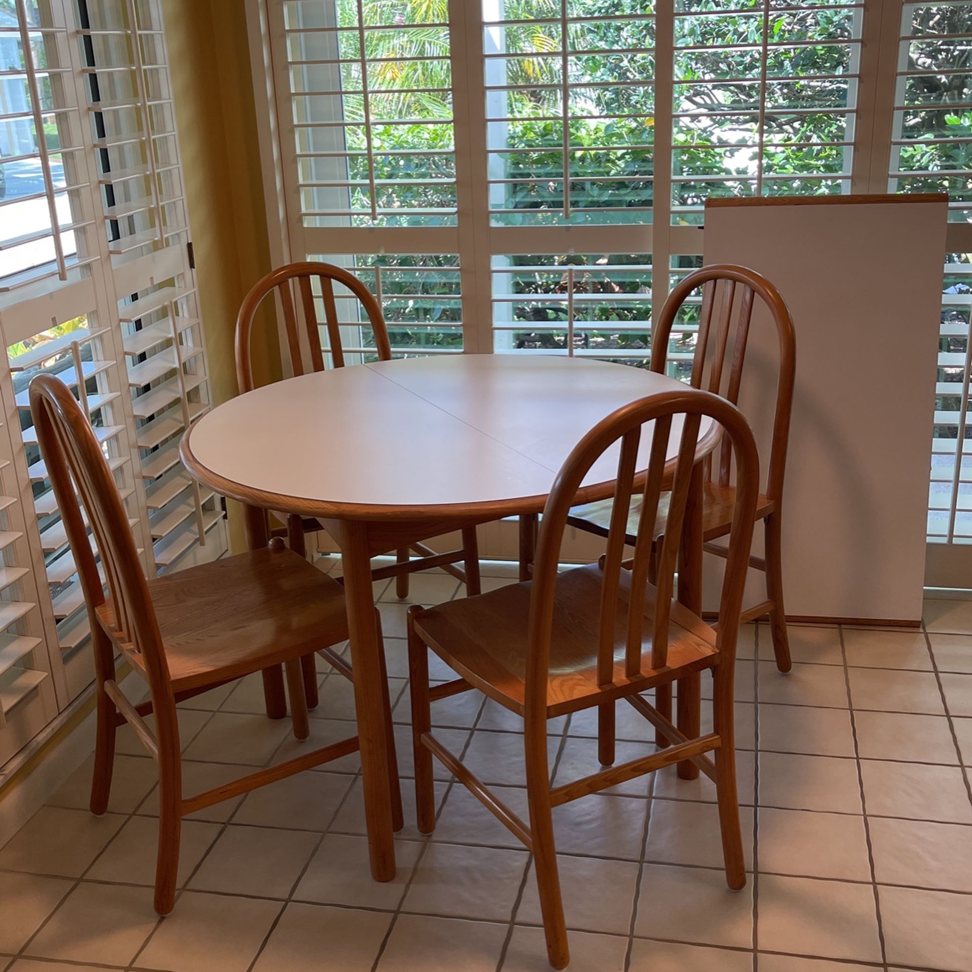 Kitchen Table w/ Leaf  4 Chairs