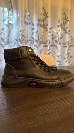 Men’s black boots size 9.5