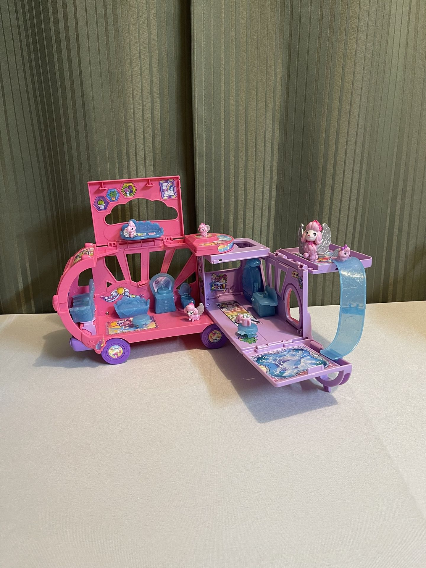 Hatchimals CollEGGtibles, Transforming Rainbow-Cation Camper - Ship Only